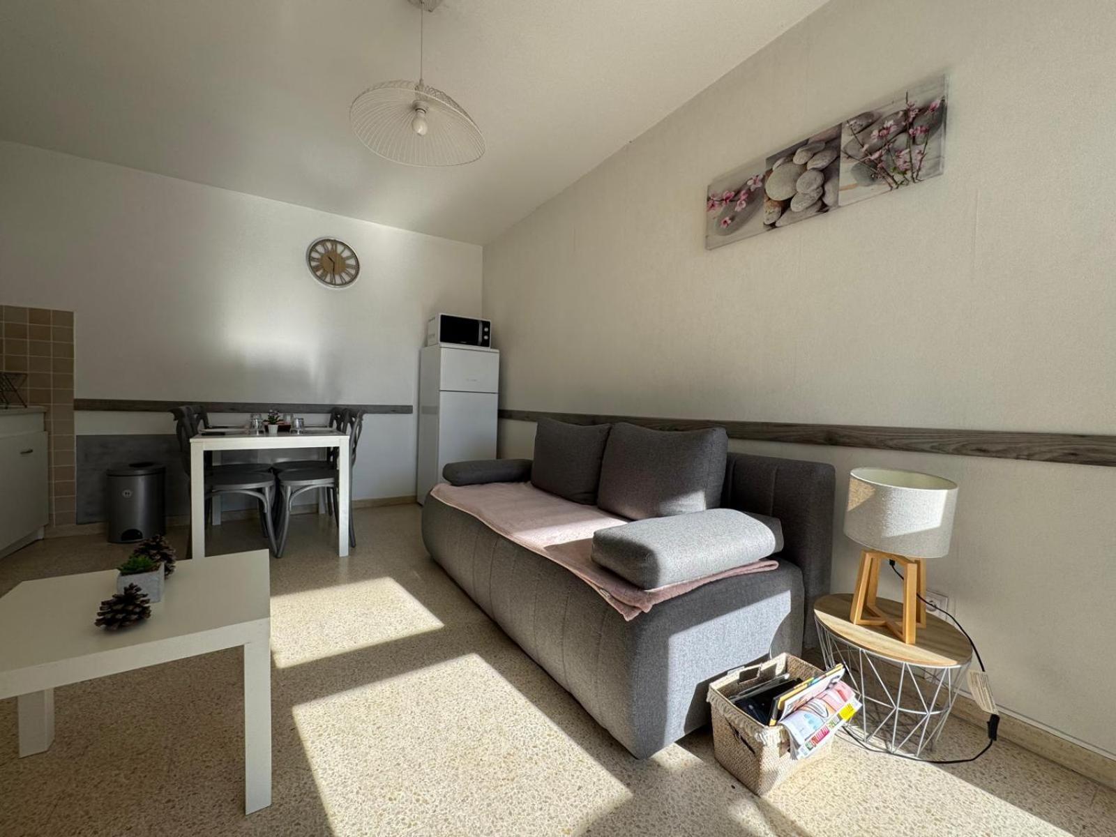 Sol-Y-Days Goelette: Charming Ground Floor Apartment with Parking Near City Center and Beach Le Grau-du-Roi Exterior photo